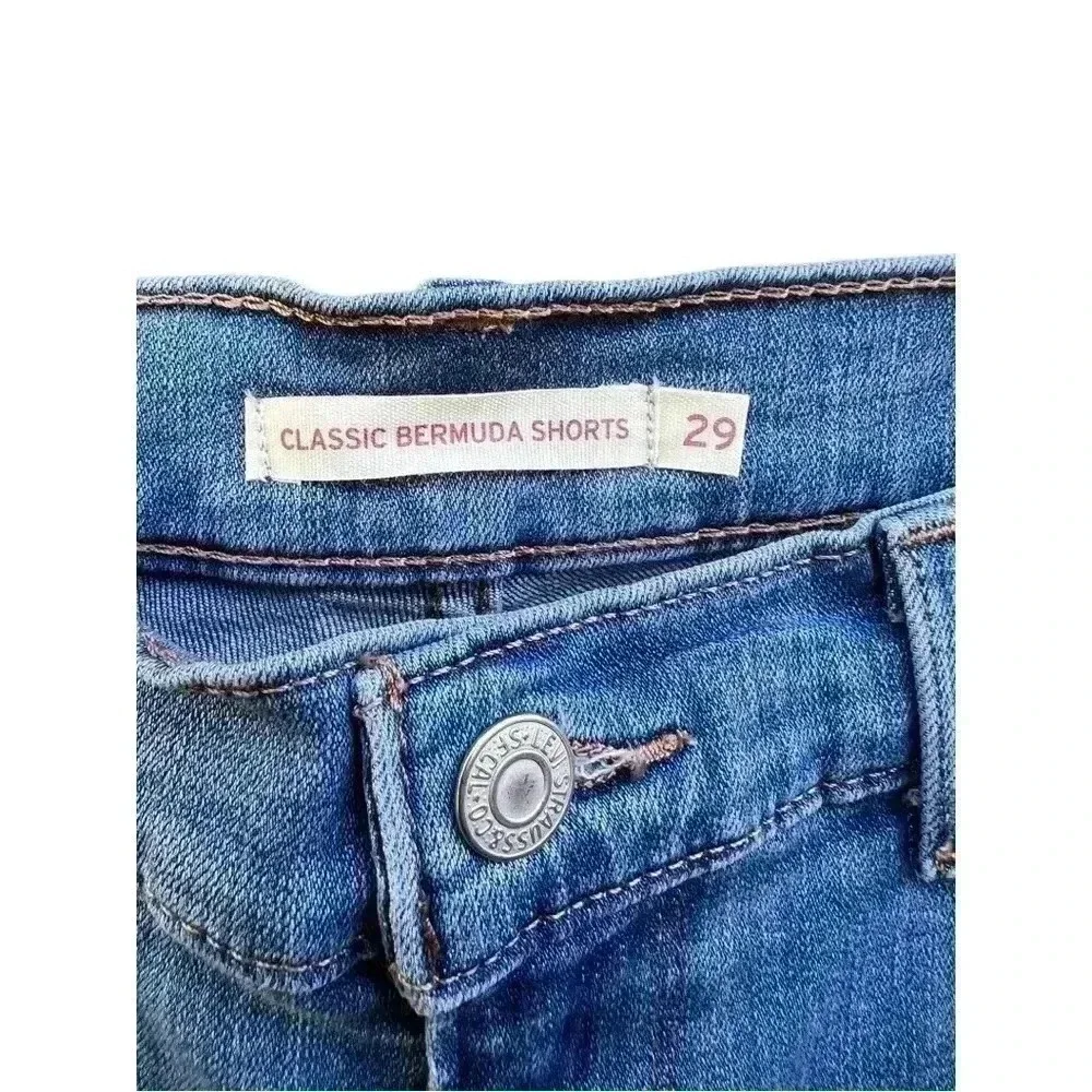 LEVI’S CLASSIC BERMUDA JEAN SHORTS•MEDIUM•SIZE 8•